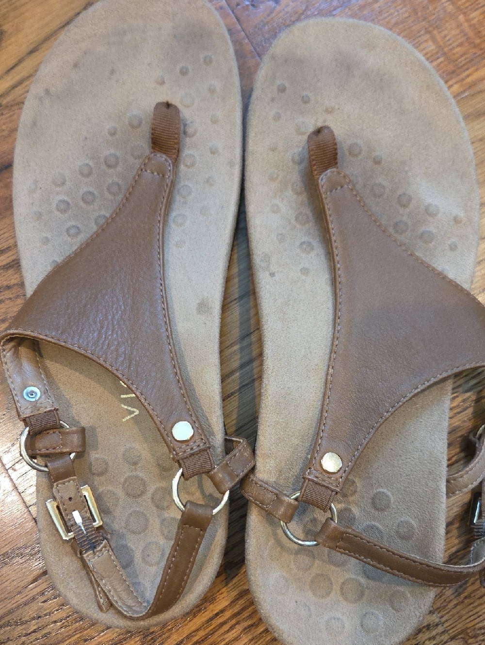 Vionic Womens Kiarra  Brown Leather T-strap Sandals with Adjustable Ankle Strap